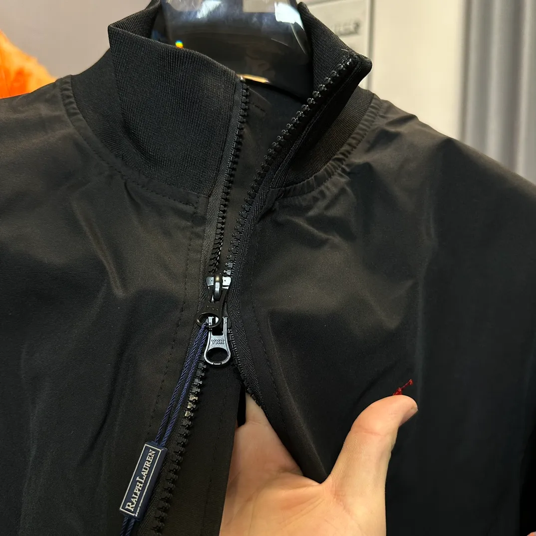P320 Ralh Lauren men's old money style veteran stand collar workwear Harrington jacket. Ralh Lauren has gone crazy this year. The upper body of major Internet celebrities. The fabric has a double-layer shin feel and is full of weight! It's not as heavy as a regular jacket, and the ordinary cotton material feels really different. This one is super comfortable, soft and stylish, and has a green plaid interior that has a retro movie fashion feel! The fit is loose but not baggy. The size is just right and not too picky. The dropped shoulder design modifies the shoulder shape without making it look bulky. This silhouette is a style that will never go out of style after being worn for a long time. The upper body is also very durable and recognizable. The loose and reasonable fit can be worn by both men and women, making it easy to create a clean and refreshing youthful look. The embroidery on the chest is all German Oman embroidery fiber with original data. The embroidery process is very particular. It uses Japanese Tajima machines to ensure the embroidery is exquisite and three-dimensional. That is what I said is different from the ones on the market. Regarding the workmanship, the version is a loose version and can be used by boys and girls!! Color: black, navy, size: S-XL